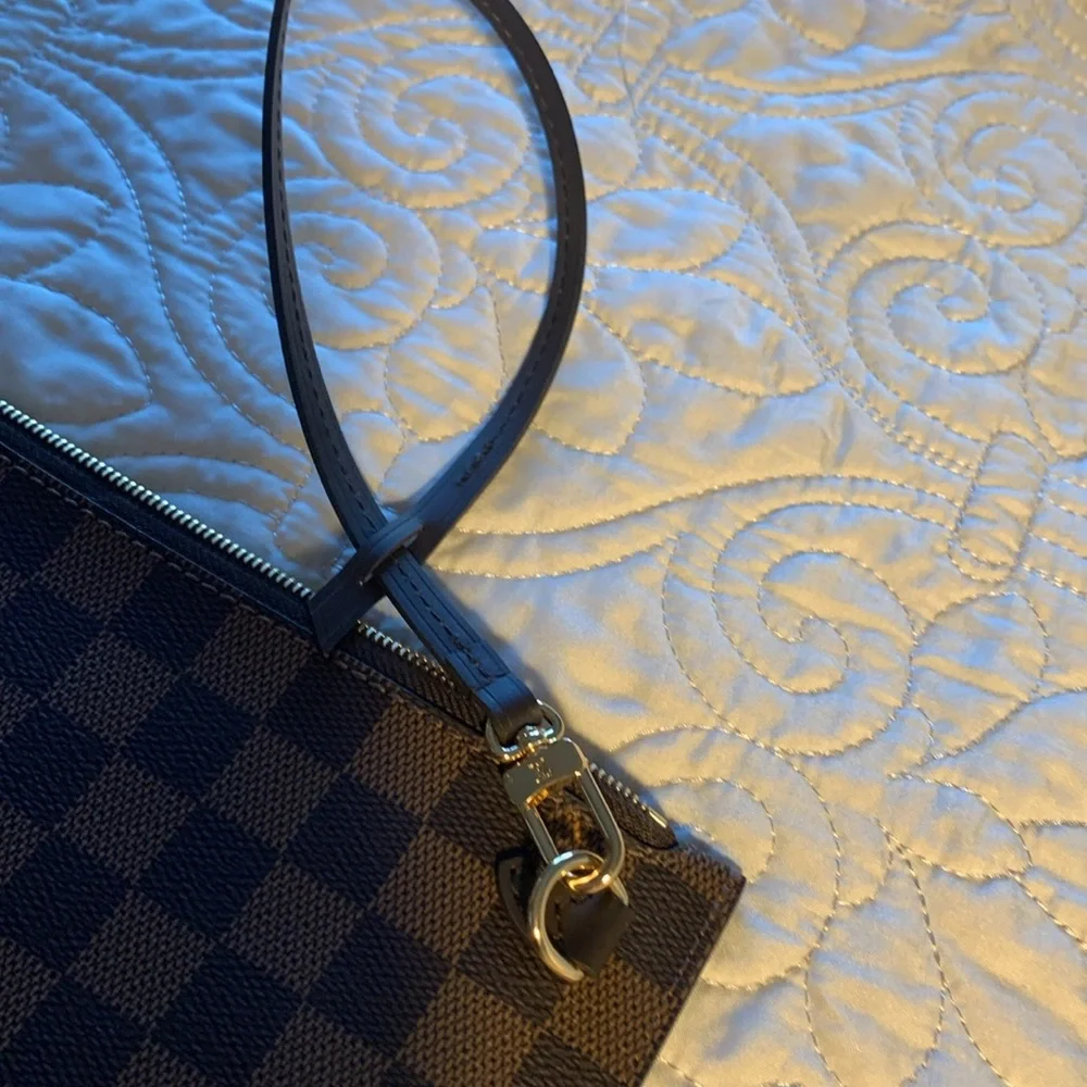 Louis Vuitton pouch - Picture 10 of 11